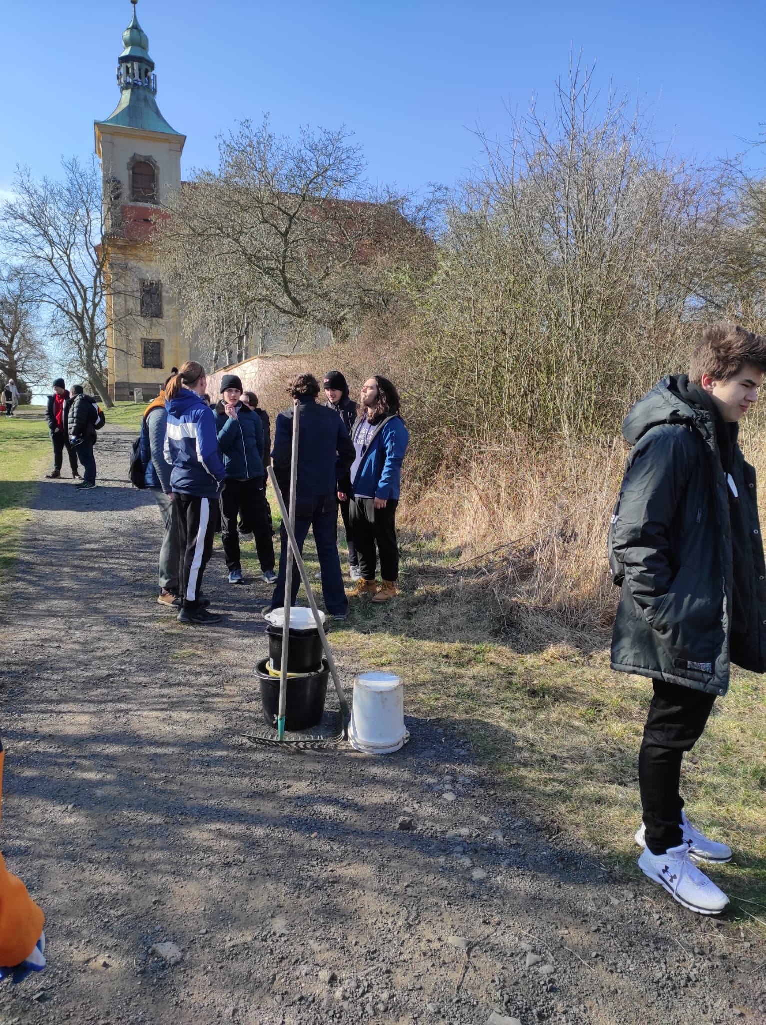 studenti SPŠ Most při úklidu