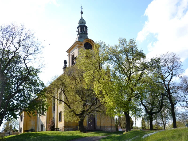 Kostel ve Vtelně na jaře