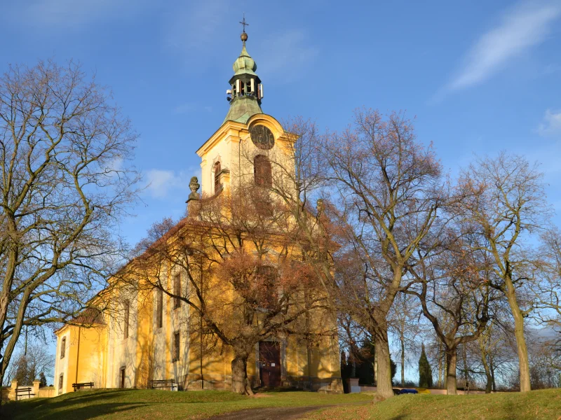 Kostel ve Vtelně na podzim